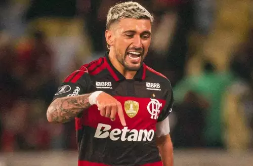 Arrascaeta critica qualidade do gramado do Maracanã após empate do Flamengo