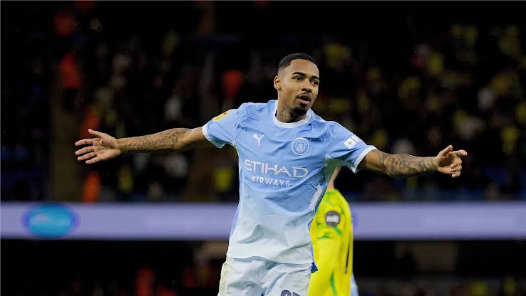 Allan brilha em estreia pelo Manchester City e ganha elogios do técnico Maresca